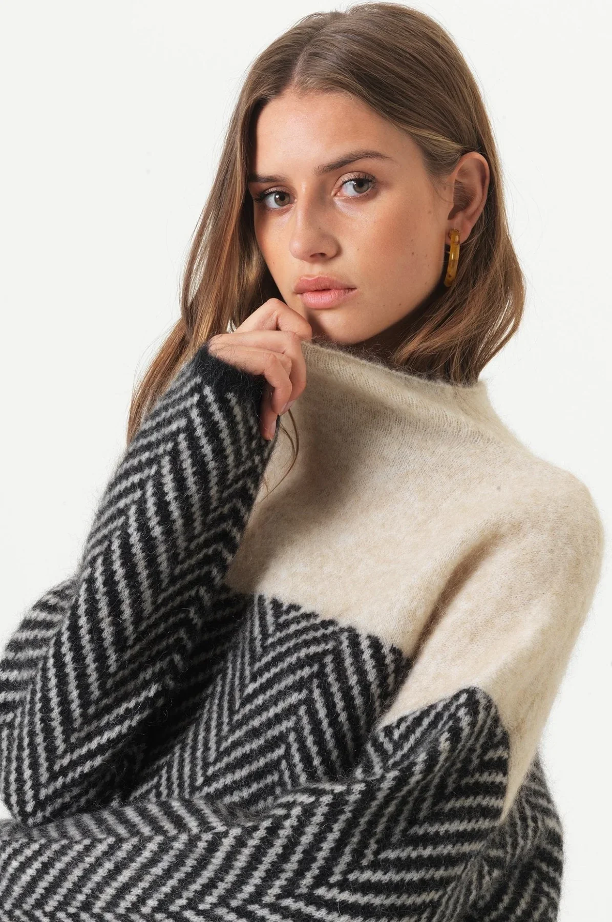 Women’s Oversized Turtleneck Sweater – Soft Two-Tone Knit with Chevron Pattern